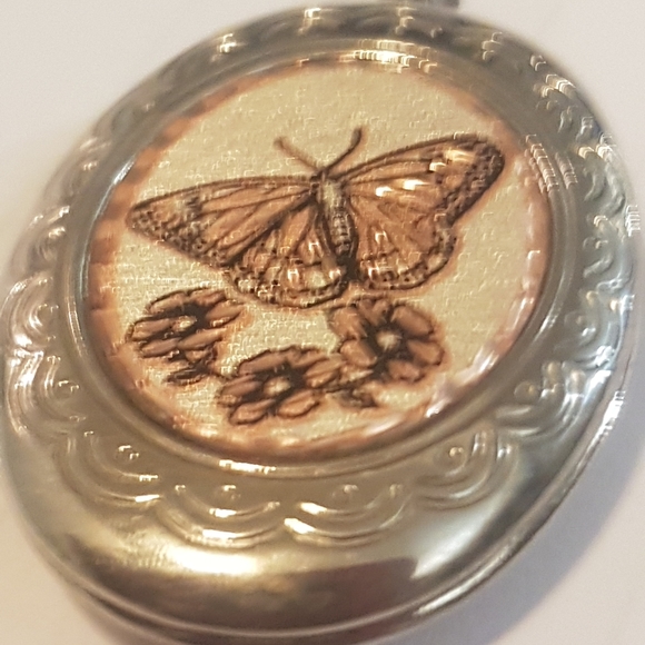 Locket - Picture 8 of 16